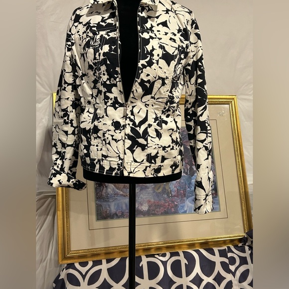 Rare Jones NY Jean Jacket, floral print 4 pockets with collar. NWOT Amazing!! - Picture 11 of 12